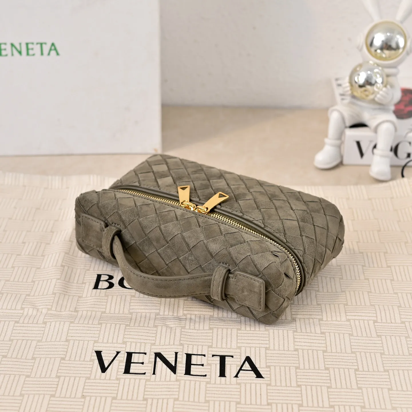 Batch 1360 #BV new Vanity Case suede cosmetic bag 🎈 is a super practical and stylish box cosmetic bag [Fireworks], using the brand's most classic cowhide weaving, with two-way zipper opening and closing, the overall style is retro and elegant, the top handle can be adjusted at will, the hand-held elegant temperament, cross-body casual and casual, unlocking various concave shape scenes 🎬 Model: 9109 Size: 22x12.5x5